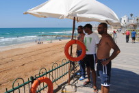 زمام المبادرة - مجموعة من الصيادين يقيمون خيمة إنقاذ على شاطئ ناخوم جولدمان 